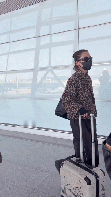 辛芷蕾和佟丽娅这打扮一看就是真的通告多，够红够火！俩人都是丸子头，墨镜加口罩，短