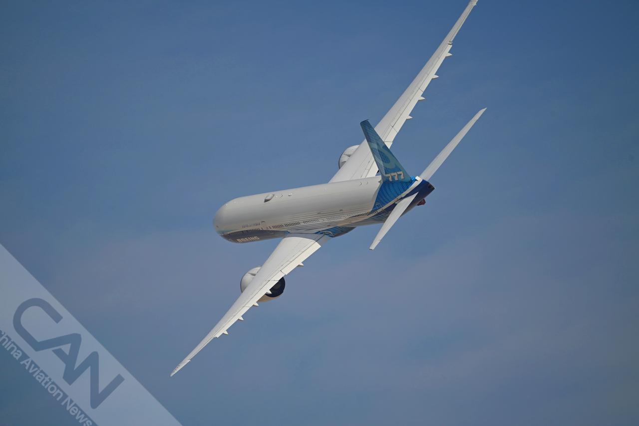 11月16日，2025年迪拜航展开幕前夕，波音进行777X原型机飞行展示。（摄影