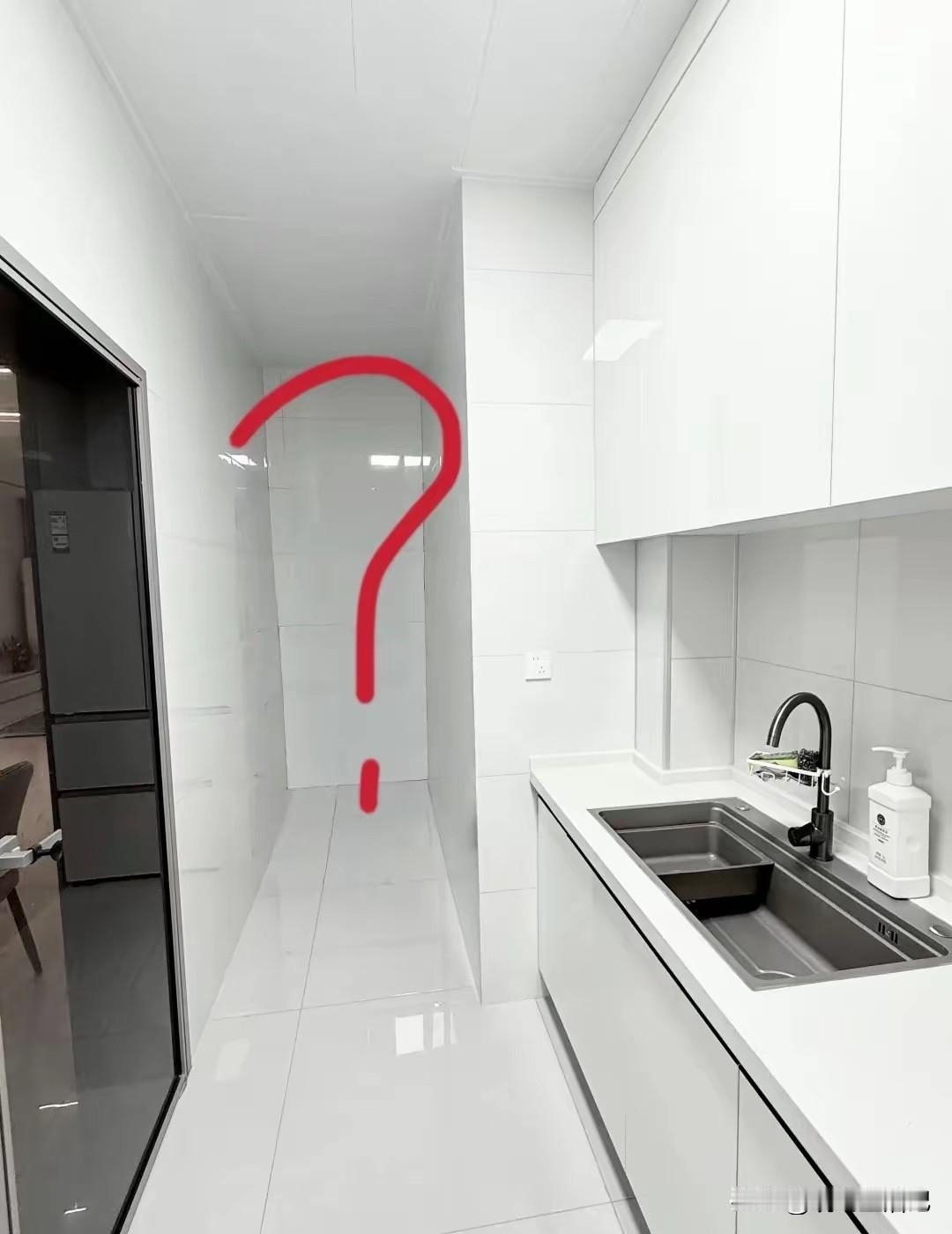 这个区域，除了放冰箱，想不到还有什么用途。