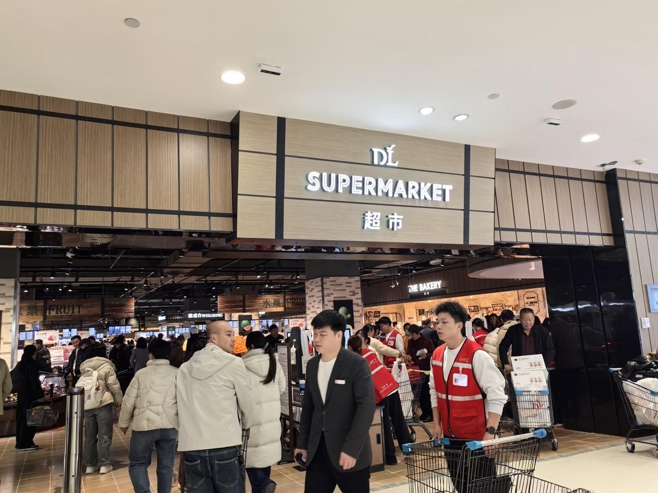 表弟在胖东来上了三个月班，整个人像是换了一个。以前在电子厂，他干了五年，五年