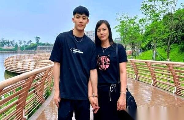 很多人只盯着广东队徐杰的身高，却没看过他成名之前的那块背景板。早些年的惠州小镇