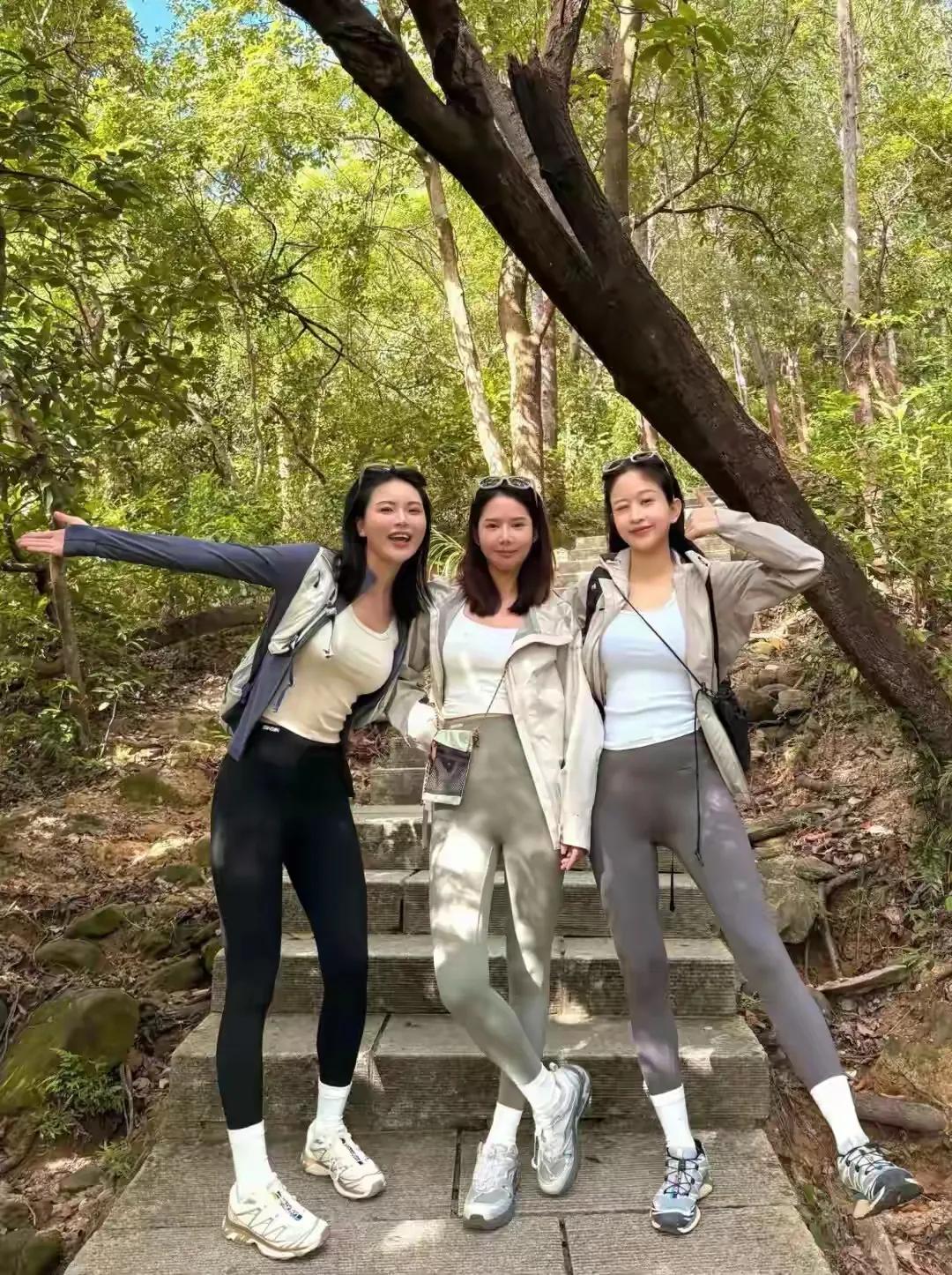 三个女孩中，如果让我选一个当老婆，我会选穿黑色瑜伽裤的女孩。当然啦，关键要看彩