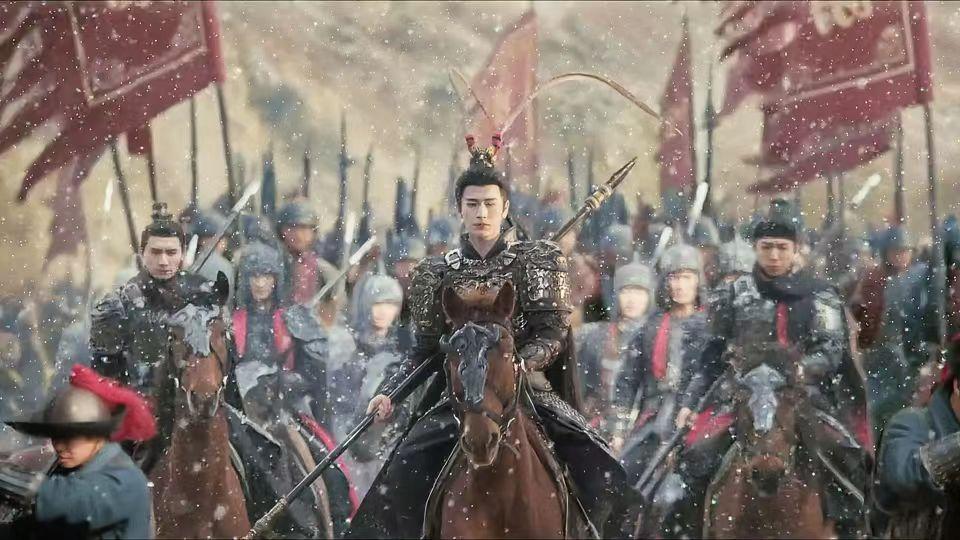 《逐玉》谢征上战场的造型很雷人，导演为了突出他的帅气，都快让人脑淤血了。谢征头上