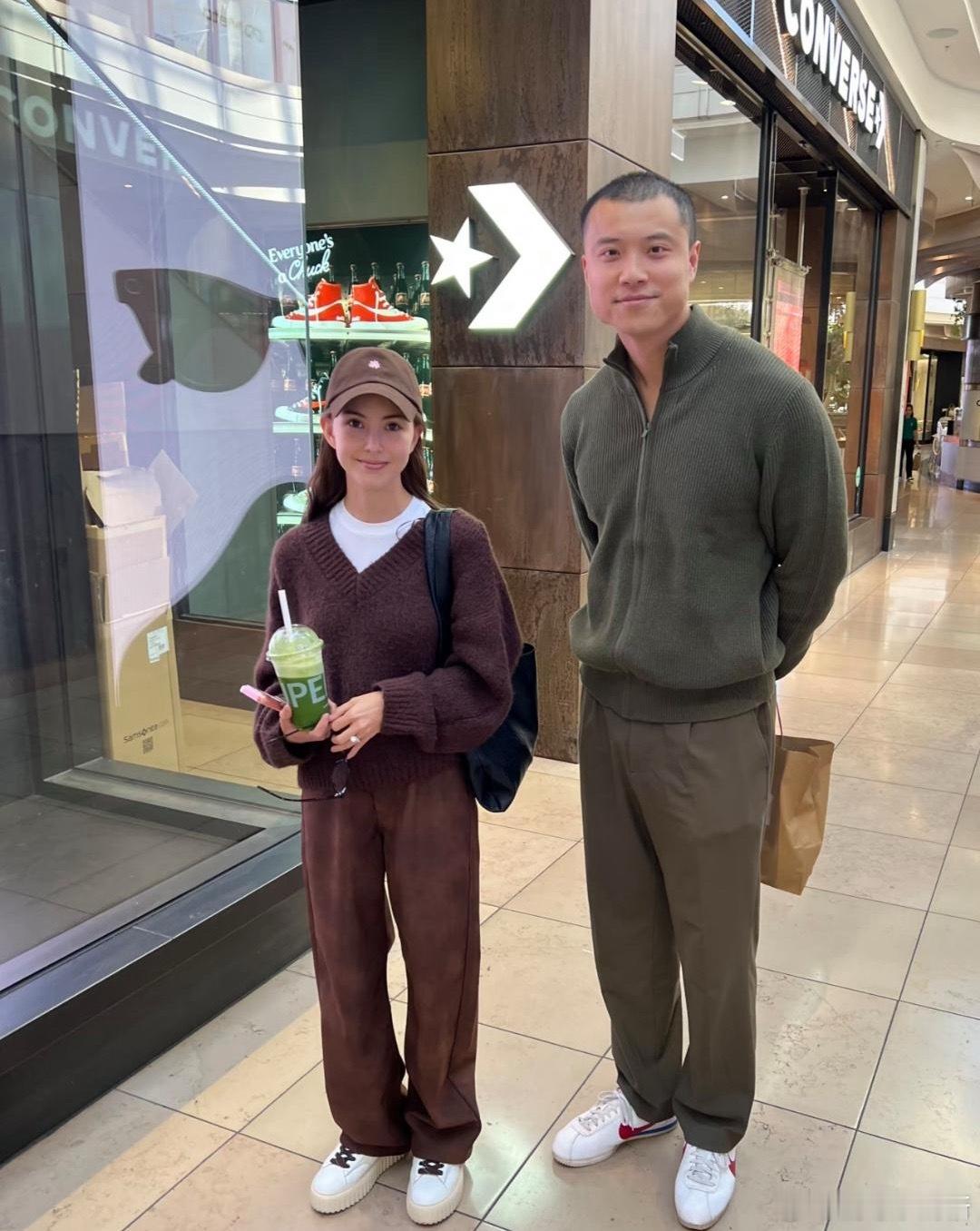 周杰伦老婆昆凌在墨尔本逛商场，她的打扮好时尚，身材苗条，个子看起来好矮，目测只有