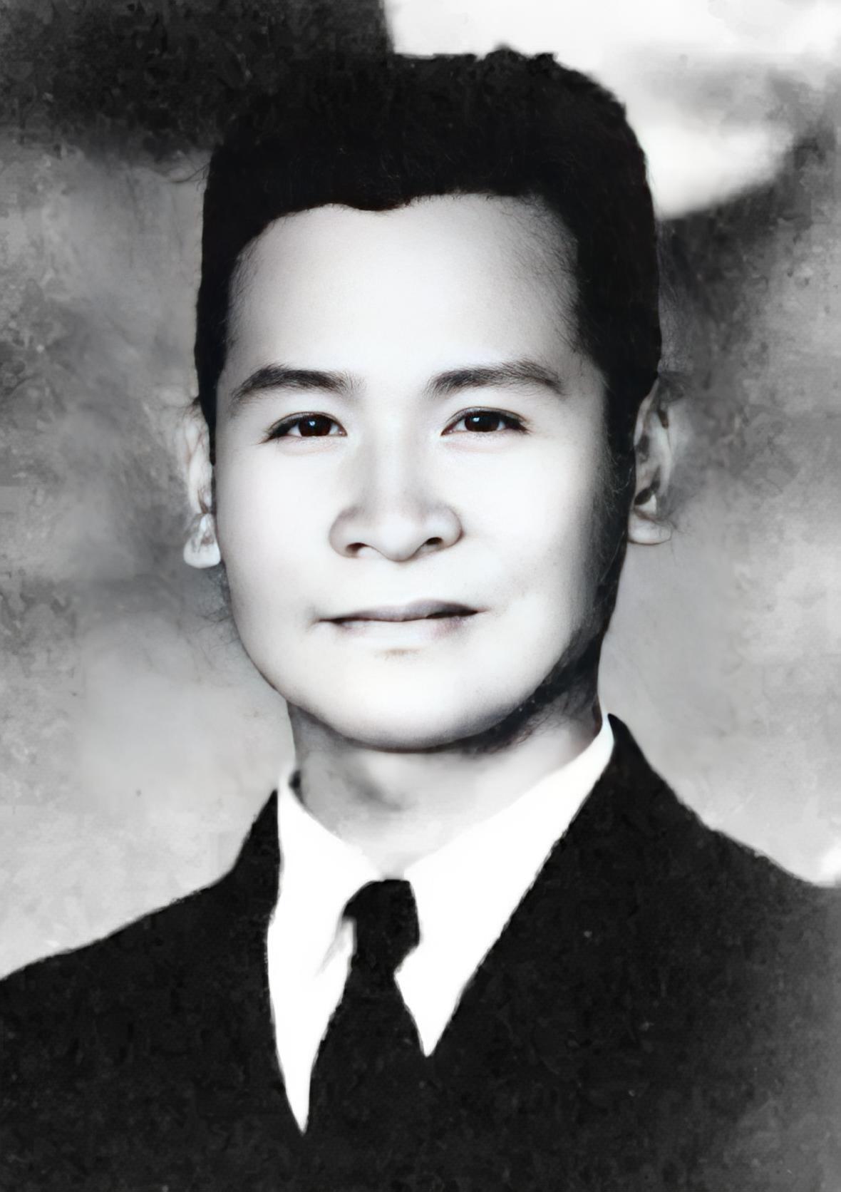 1951年，上海审讯室，一个国民党特务熬不住审问，最后交代：“我……我说个秘密，