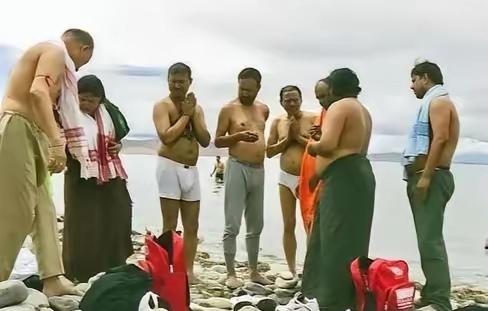 印度游客公然踩踏西藏圣湖禁忌，直接整个人泡进圣湖水里肆意玩耍打闹，轻浮的行为，狠