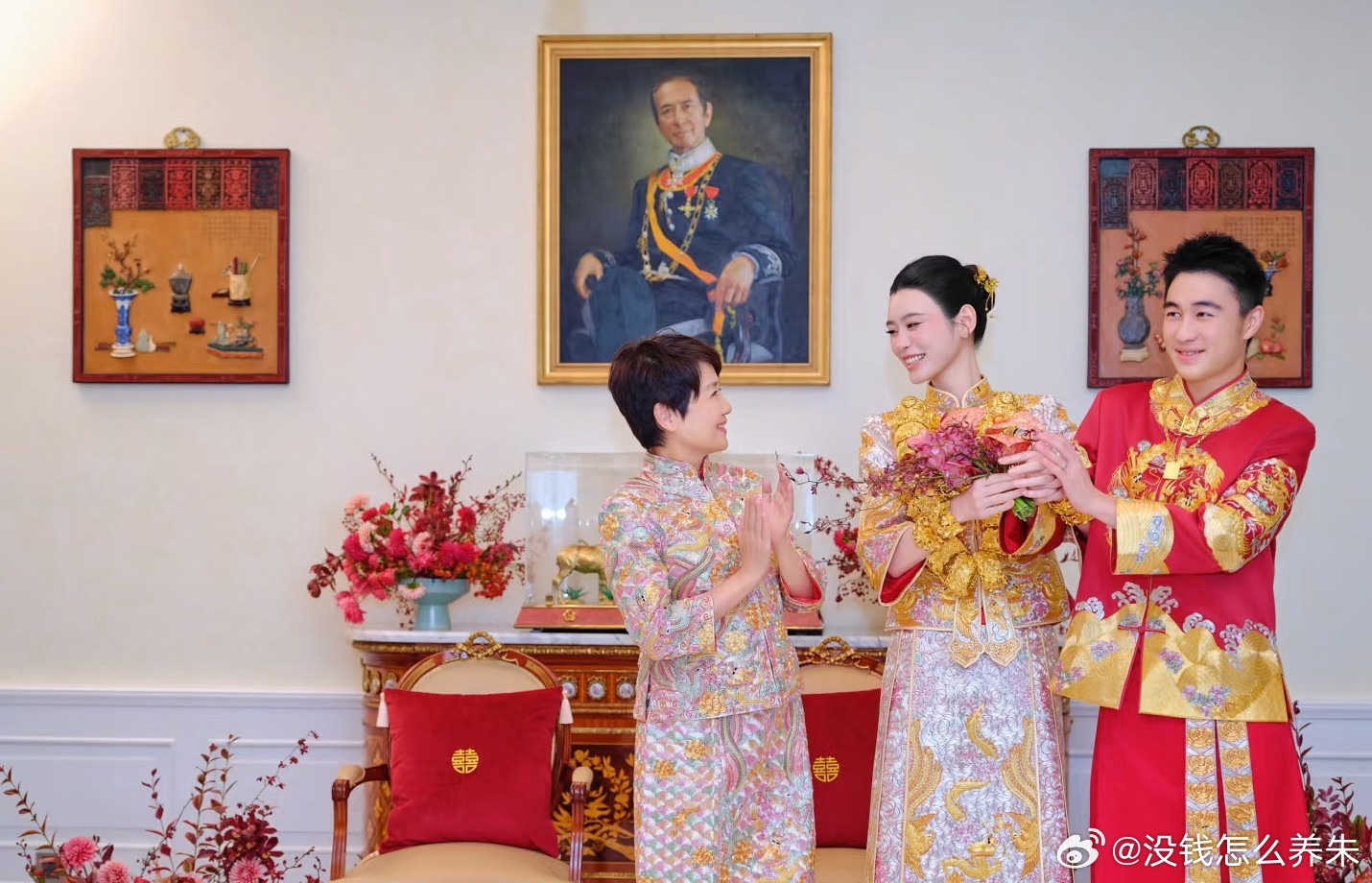 奚梦瑶和何猷君的婚礼答谢宴刚结束，奚梦瑶就在社交账号上晒出的中式裙褂图，又让全网