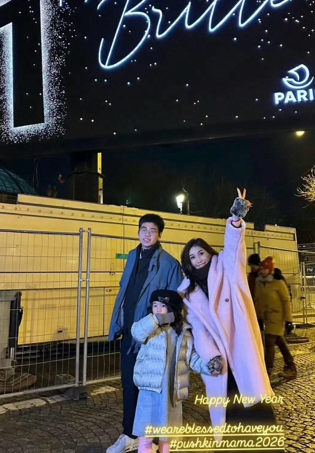 何超盈的老公比她小8岁，看起来好年轻，像理工大学生一样，而且何超盈老公还是哈工大