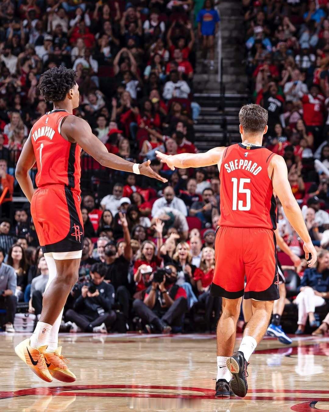 谢泼德：“阿门刚才在训练室跟我说，‘要是你有空位机会，没出手，却多运了一下球，我