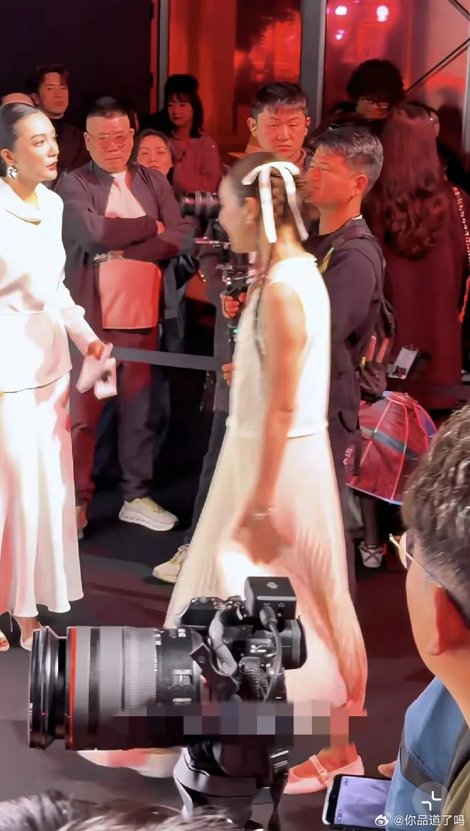 陈赫妻子张子萱现身上海时装周，扎着双麻花辫造型超减龄。42岁的她依旧少女感满满，