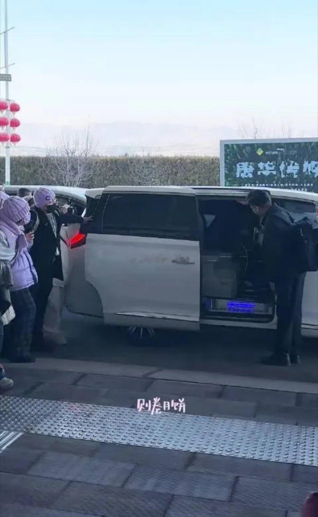 沉寂了这么久但人气不断，12月18日，邓为结束央视跨年晚会录制后现身吕梁机场，粉