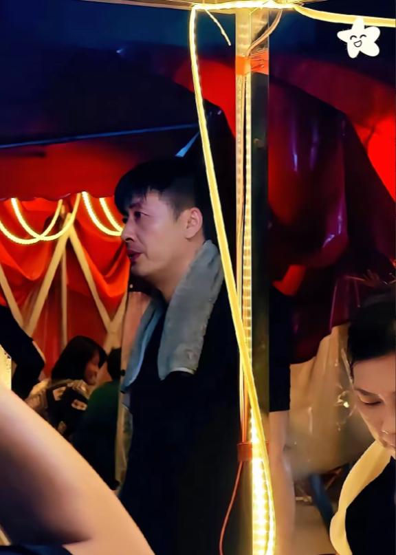 河南那个酷似张雪峰的烧烤师傅，事儿还没完。他老婆的照片，被人放出来了。