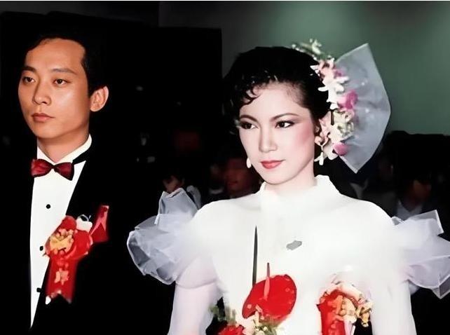 1985年，叛逃至台湾的飞行员萧天润和台湾美女主播张德芬结婚了，婚礼上，萧天润满