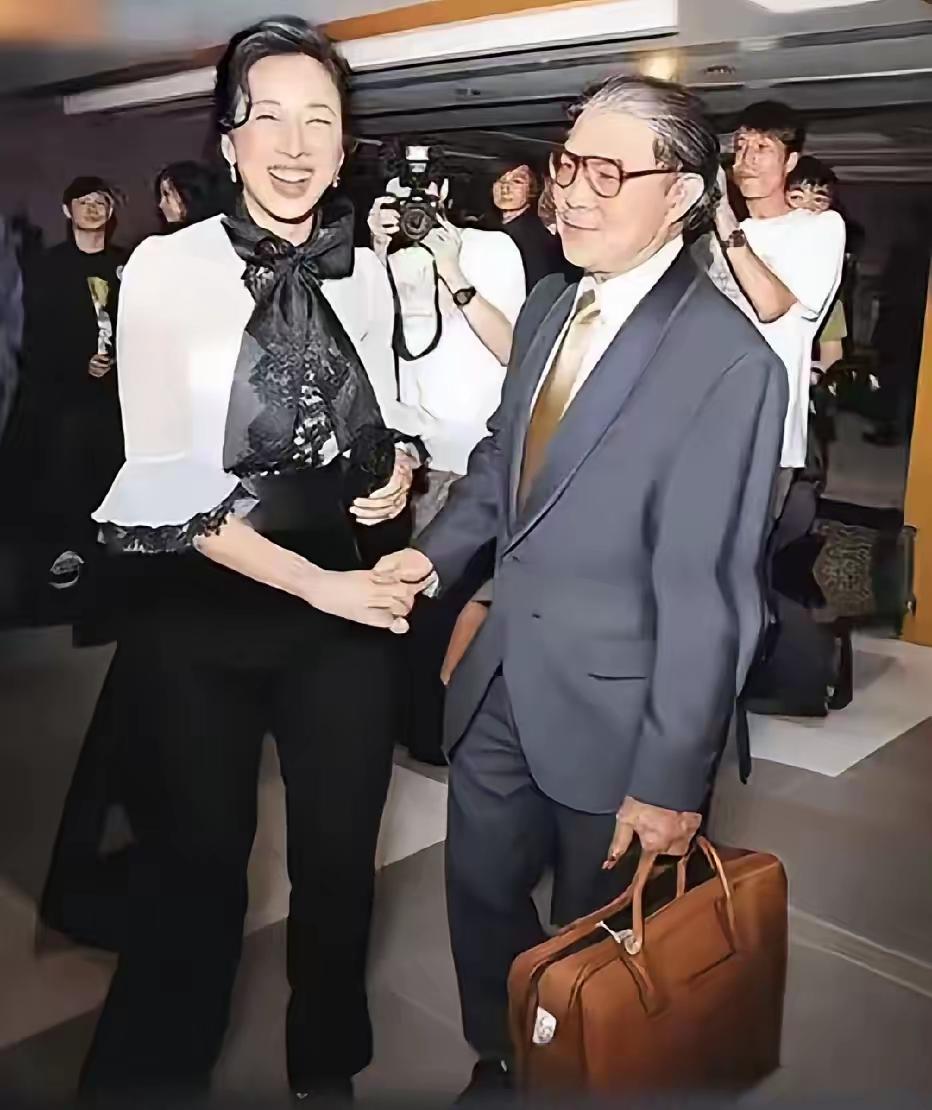 见到前夫哥比见到现任还高兴，朱玲玲把霍震霆当成了什么？很欣慰，曾经同床共枕的两个