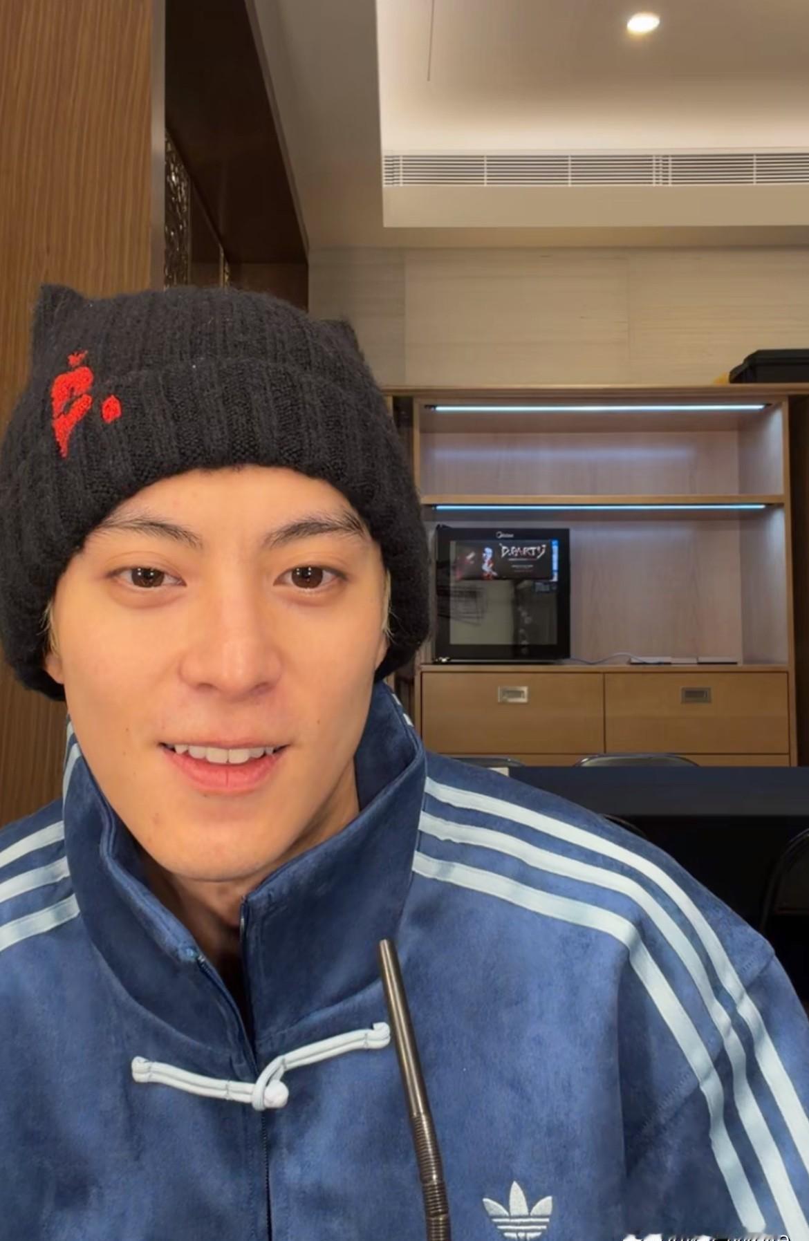 黄子韬送了33个花篮，上面写着“永远爱你，我的棣宝”。😂这届男明星表达友情