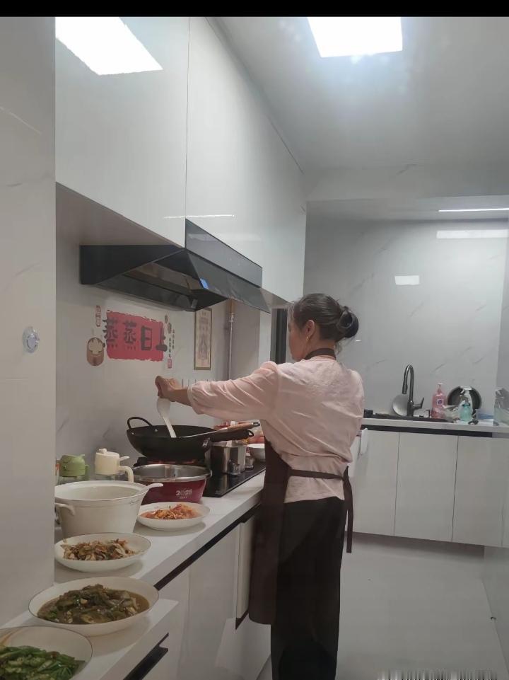 老公姑妈帮忙带了六年孩子，我们每个月给她四千块。如今孩子长大了，我打算跟姑妈说，