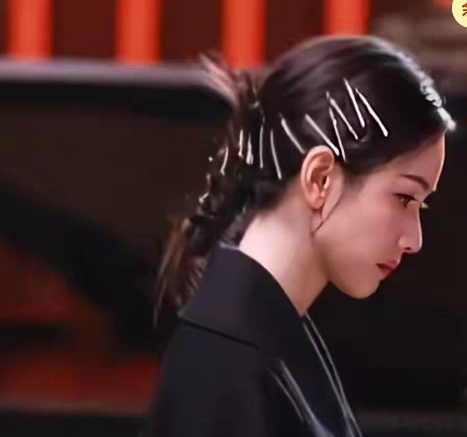 无心插柳柳成荫，陈都灵来不及做造型，一排普通发夹却美出圈陈都灵看上去就是很高智的