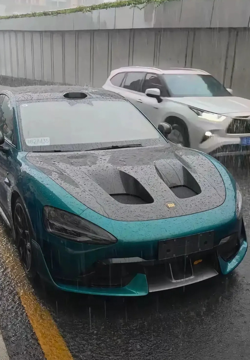 小米汽车，在前面挖两个洞，真的好看吗？从传统眼光来看，这感觉不像挖孔，像是挖