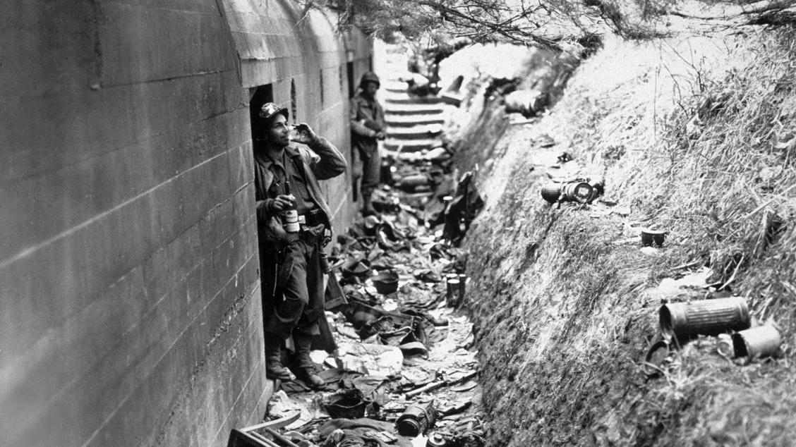 二战历史照片·1944年7月4日:一名美国士兵在瑟堡清理德军水泥永固工事德国二战
