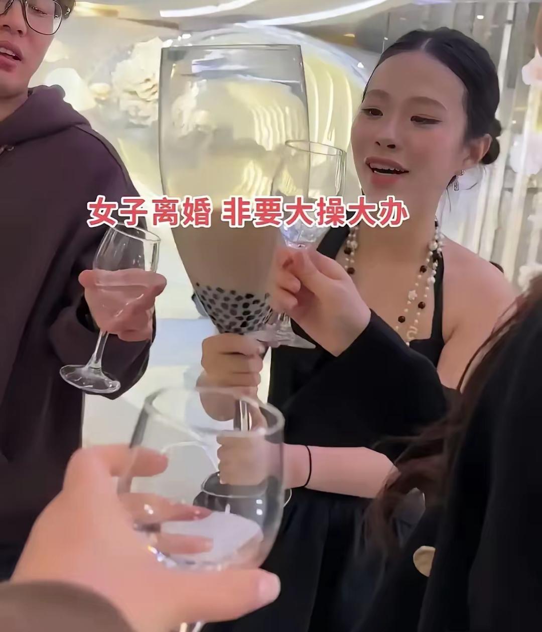 女子离婚，大办宴席庆祝恢复单身，一群闺蜜还拉着横幅高调助阵，网友：这是急着找人接
