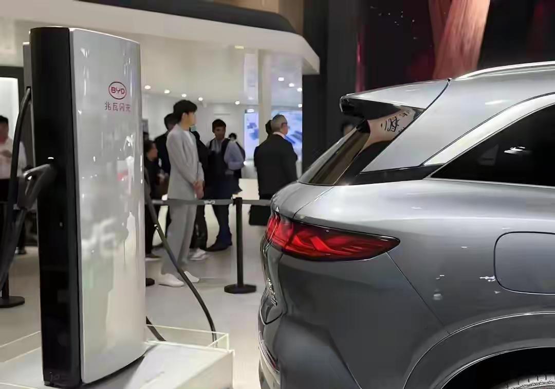 买车时销售拍胸脯说“百公里1个油”，结果自己一开，5个、6个都打不住。别急着怪自