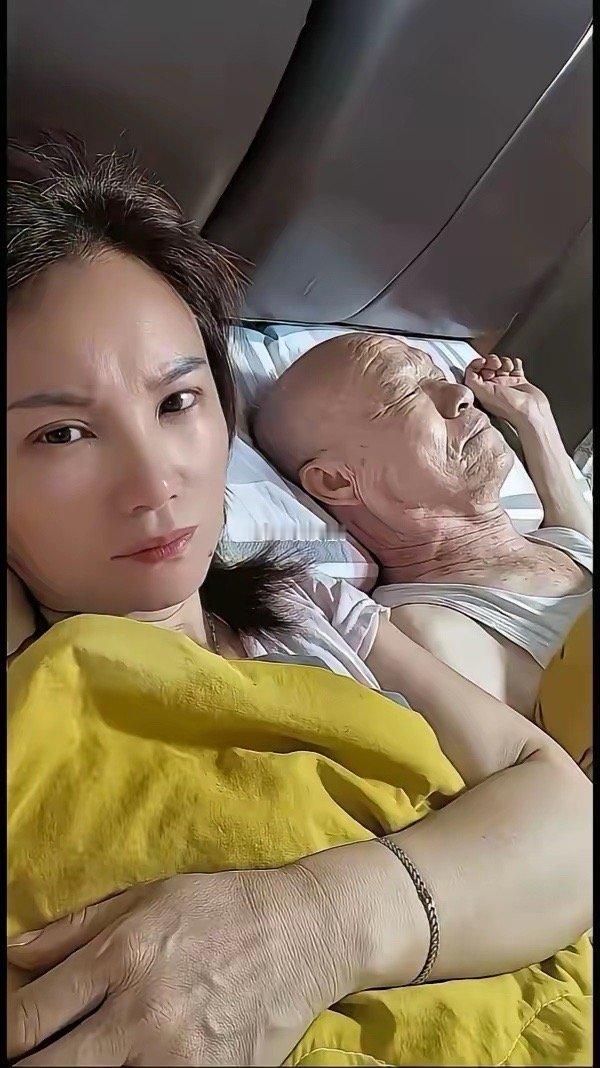 大婶，美颜开的有点过了[捂眼睛]你的手忘记p了[捂眼睛]