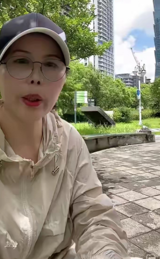 S妈肯定想不到，小玥儿一个举动就拆穿了她的谎言。就在昨天，小杨阿姨直播称，小玥