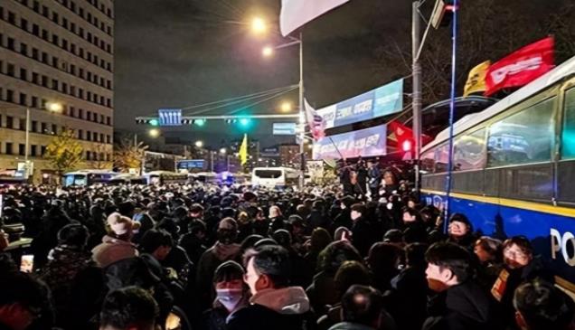 中国驻韩大使馆被砸，韩国警察冷眼旁观，李在明为何不出手制止？7月初，就在中国