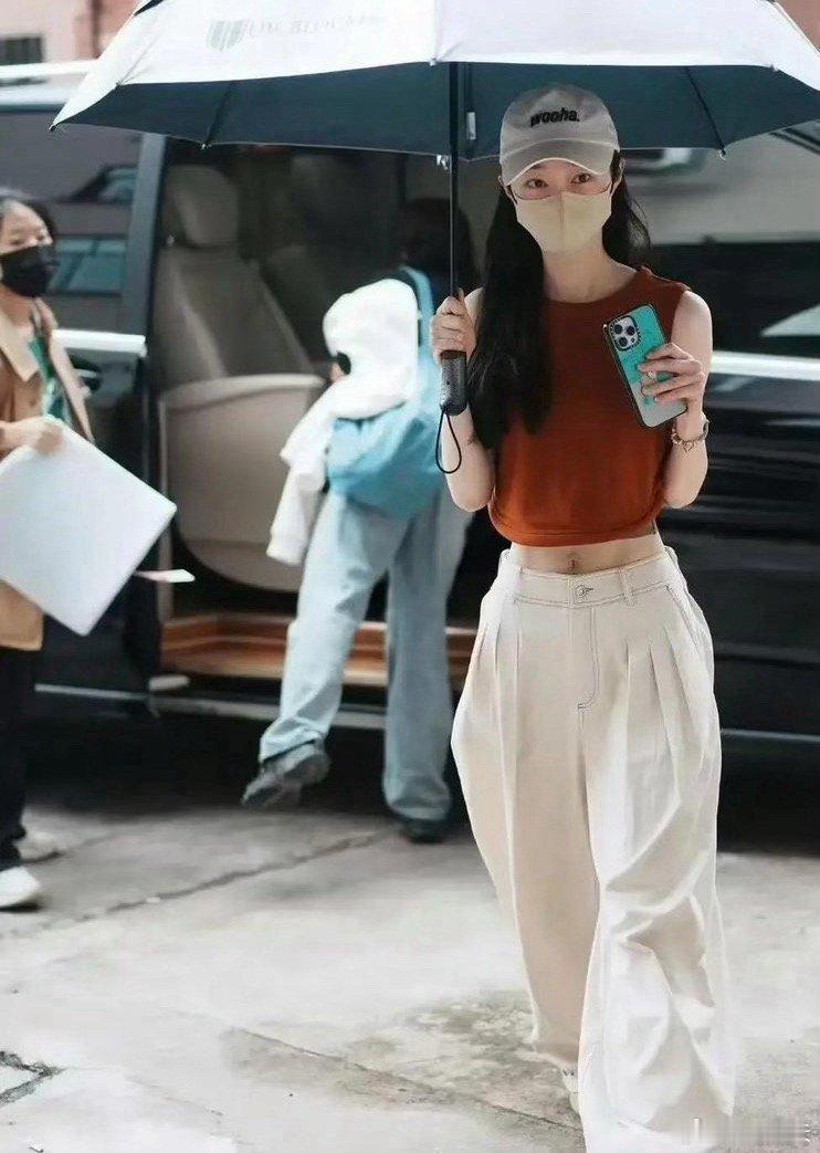 宋轶那根勒到最紧的腰带，把内娱女明星瘦到发慌的审美照得太刺眼，宋轶身材太好了吧！