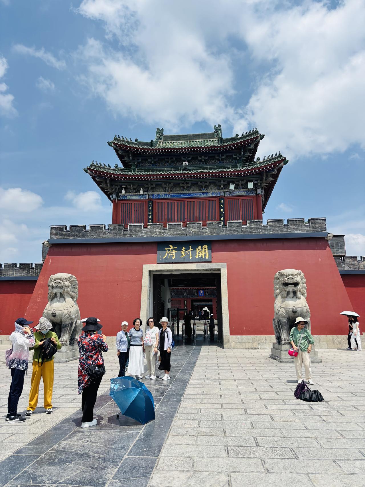 5月赴河南省洛阳、开封旅游，大大增加了我对中原大地的了解，感觉很好，也增加了很多