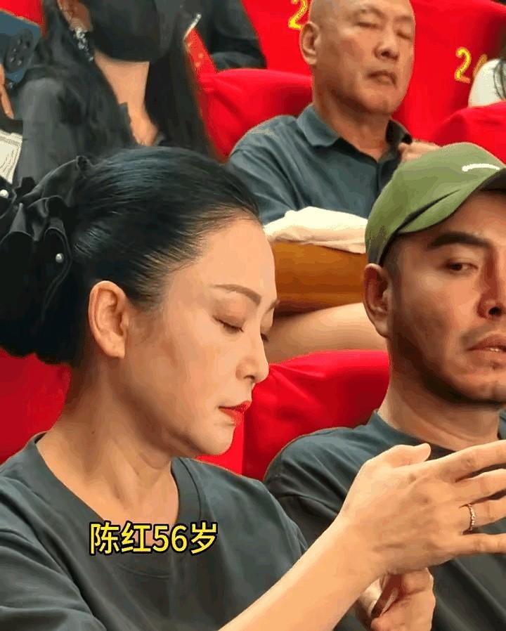 美人迟暮。陈红的老去，让人不禁联想起她曾对倪萍的评价。为了陈凯歌，她不惜背负