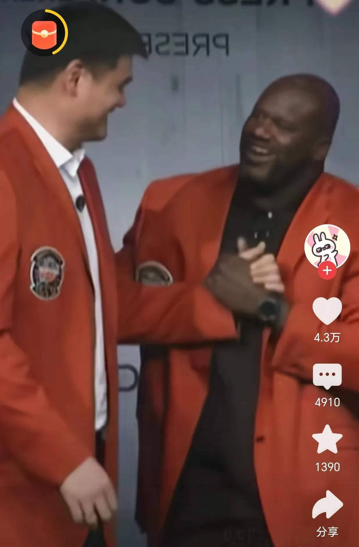 发现没有？其实在NBA对姚明最友好的美国人就是奥尼尔，尽管在赛场上奥尼尔和姚明是