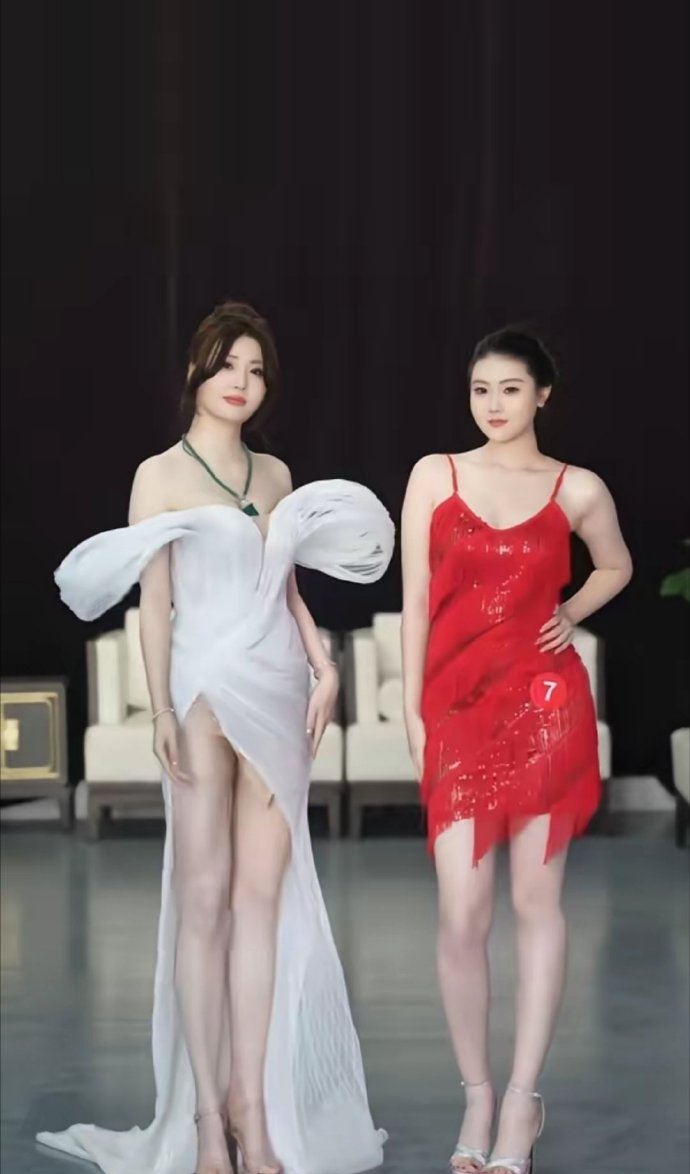 澳门冠军大美，香港冠军莲子欣，两人同屏。白色的脸精致漂亮，举止优雅，红色的对自