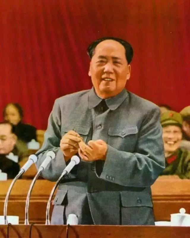 毛主席，咱们老百姓心里的那盏灯一说起毛主席，咱心里就热乎。为啥？因为他干的事