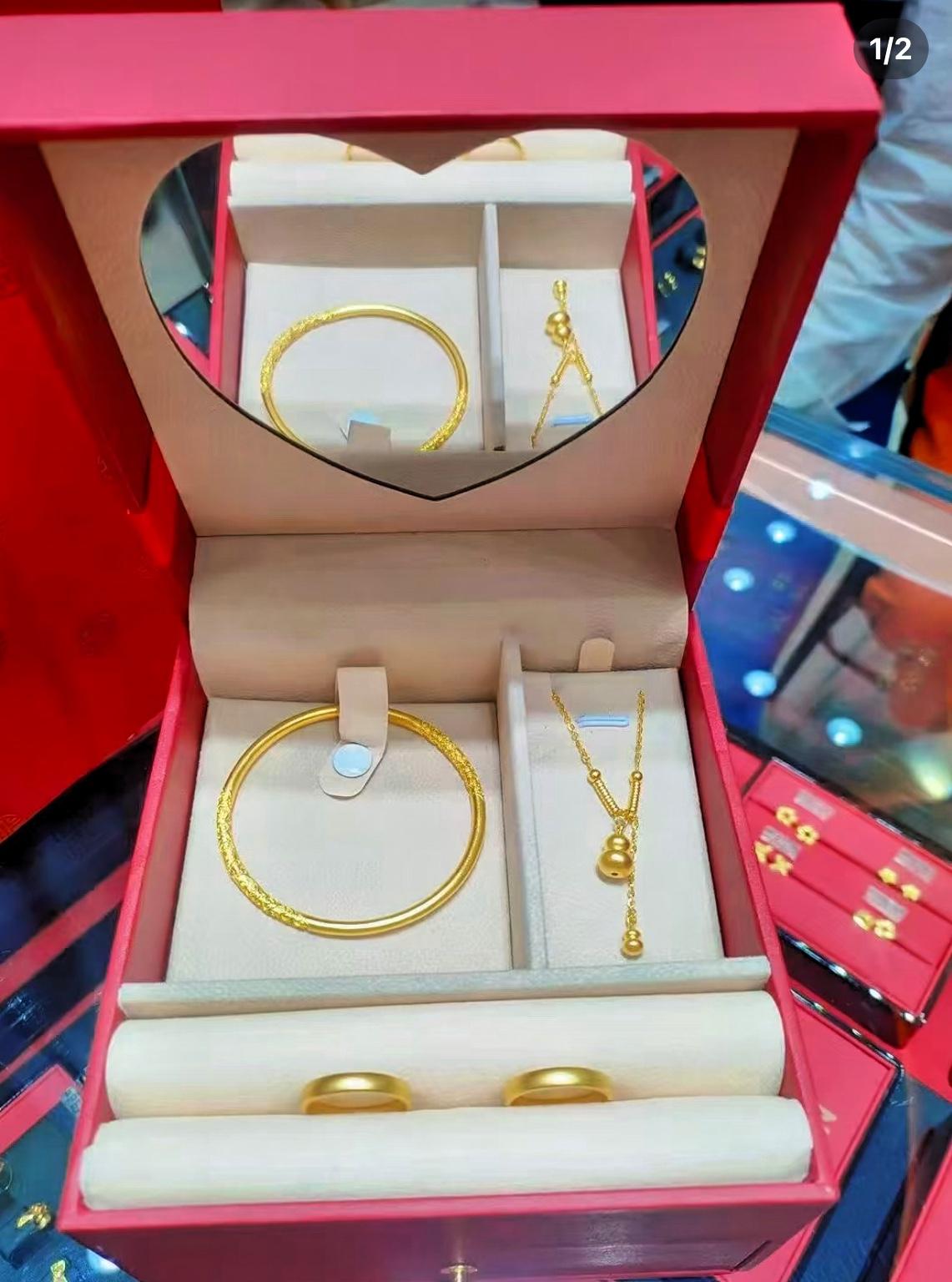 黄金。黄金大跌。黄金价格现在跌到了，每克1007元。这是要跌破千元的节奏。