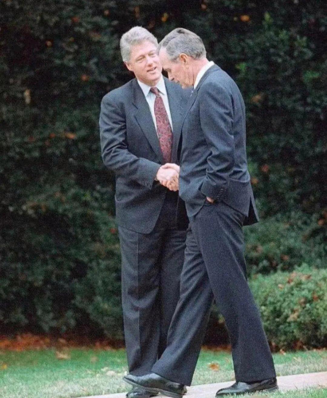 看着这张照片是1992年，美国前总统克林顿与老布什握手的名场面。当年老布什在