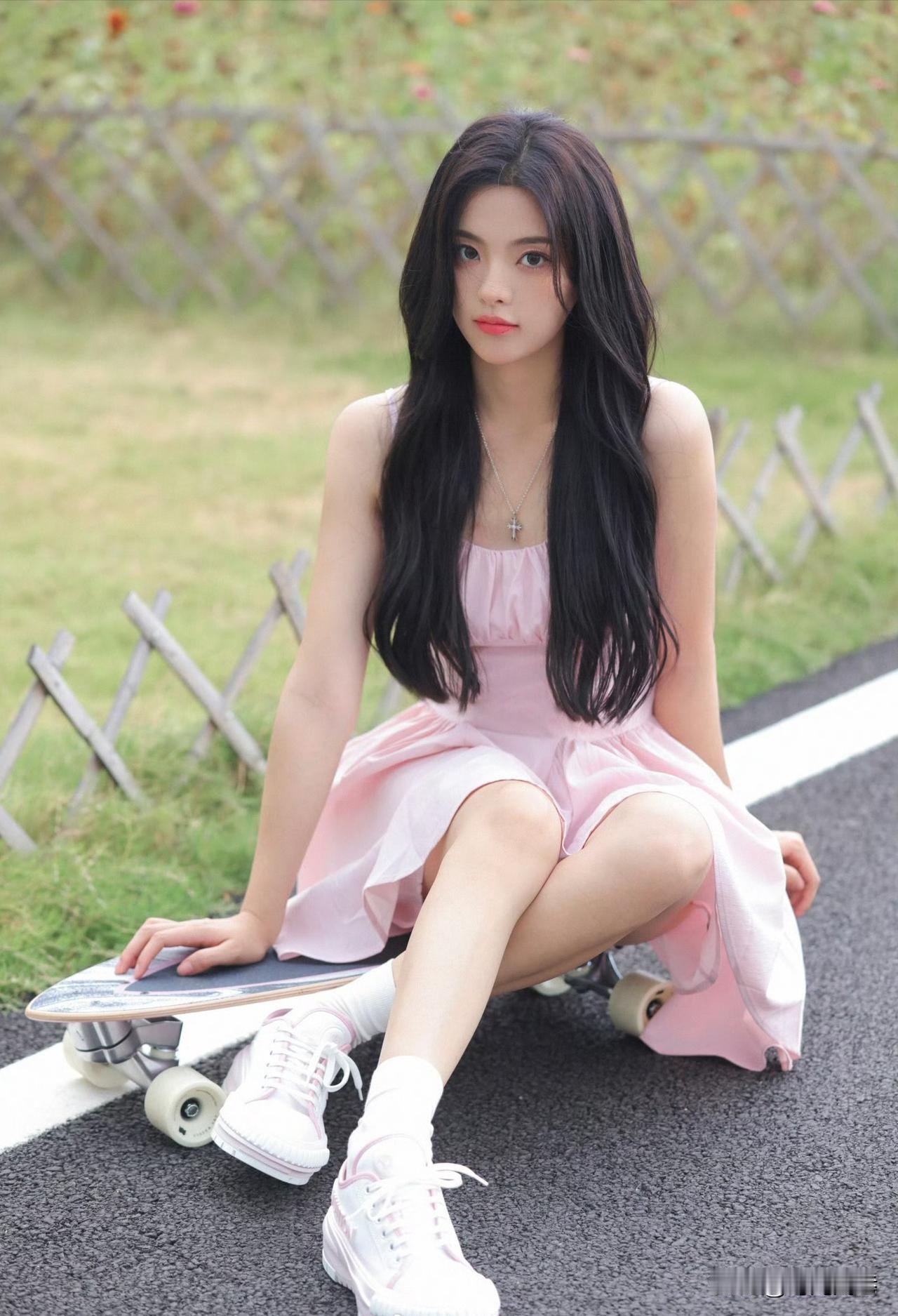 玩滑板车的杨超越，青春阳光，活力满满！