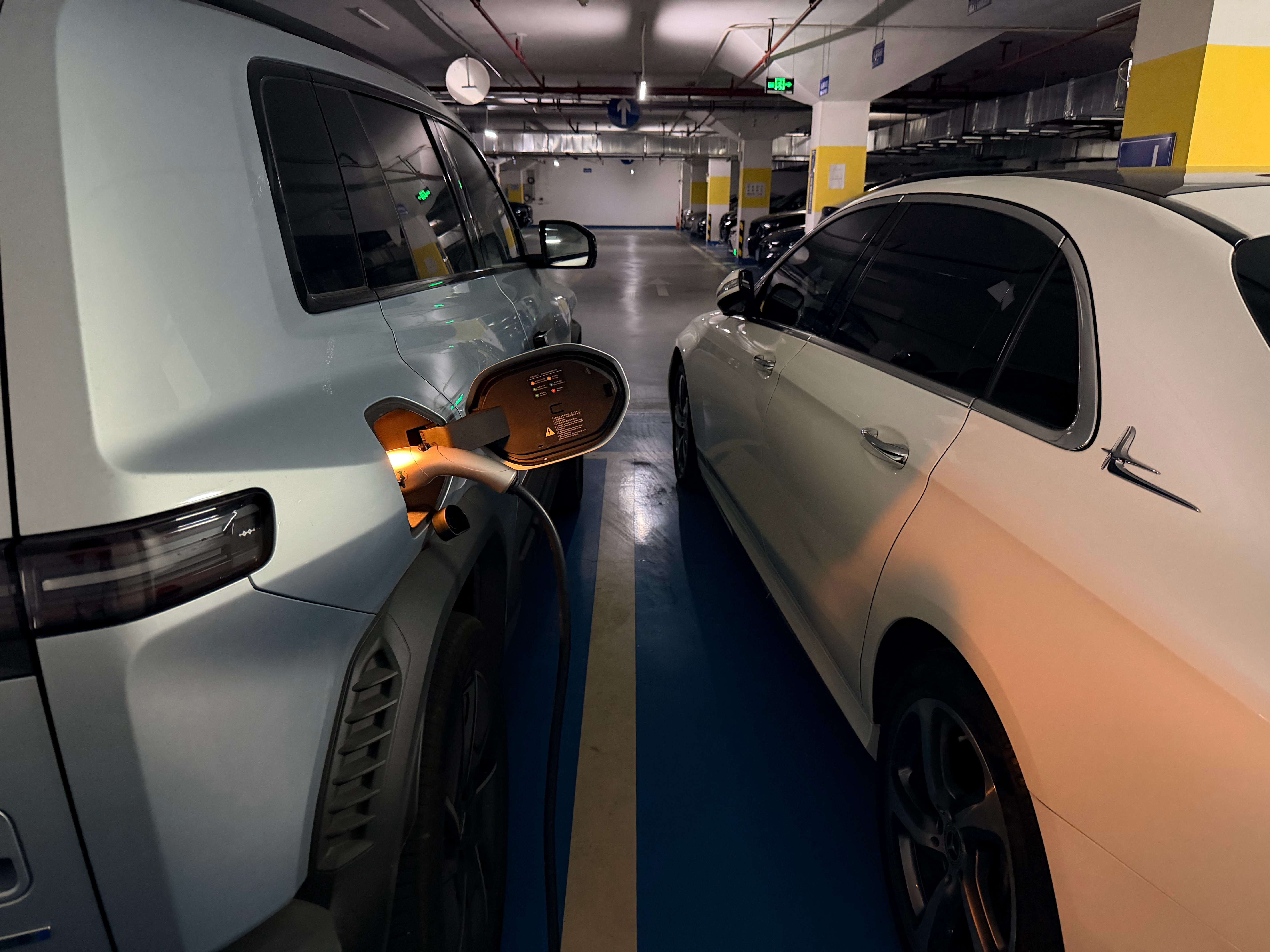 是谁，拥有绝版好邻居？是我为了照顾我充电，他从来都是“歪屁股”