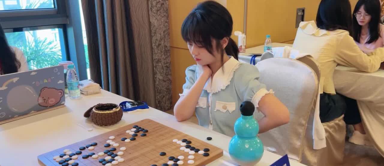 看战鹰下围棋，发觉她提到的一件事很有意思:所有竞技项目，女性和男性都是分开比赛，