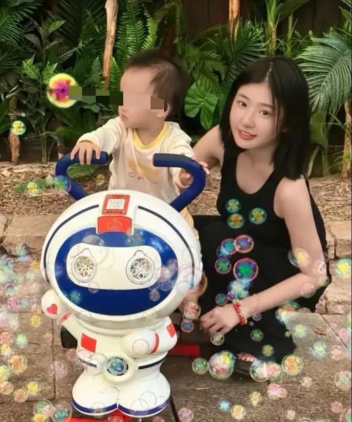 黄一鸣凌晨三点开直播，边哭边说王思聪没给抚养费。直播间十万人围观，弹幕全是骂