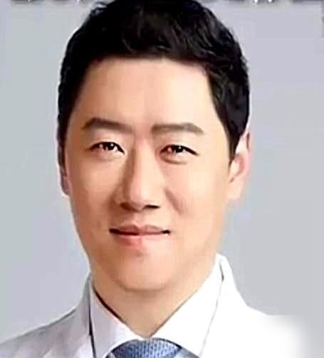 上海新华医院换院长的消息，估计很多人刷到了。新院长蔡伟是位甲状腺外科大夫，第一眼