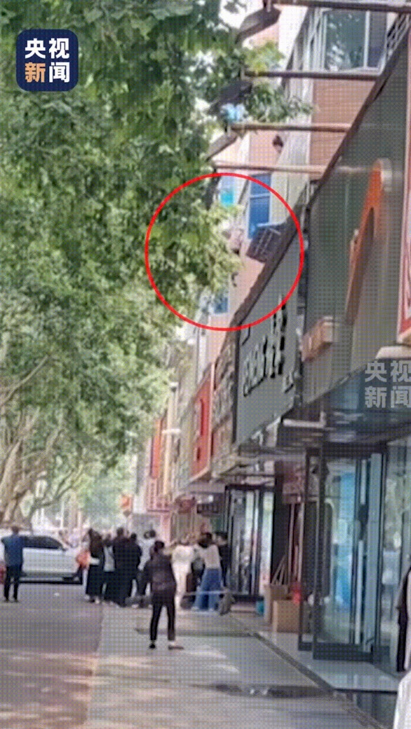 “太惊险了！”河南驻马店103岁的老太太因耳背加上一时神志不清，把窗户当成了门，