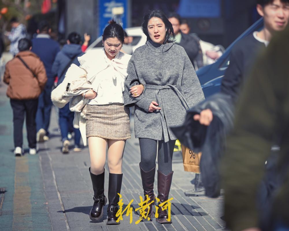 春风送暖！济南街头：春装扮靓中国年晴好的天气伴随春节假期继续温暖着游客和市民的
