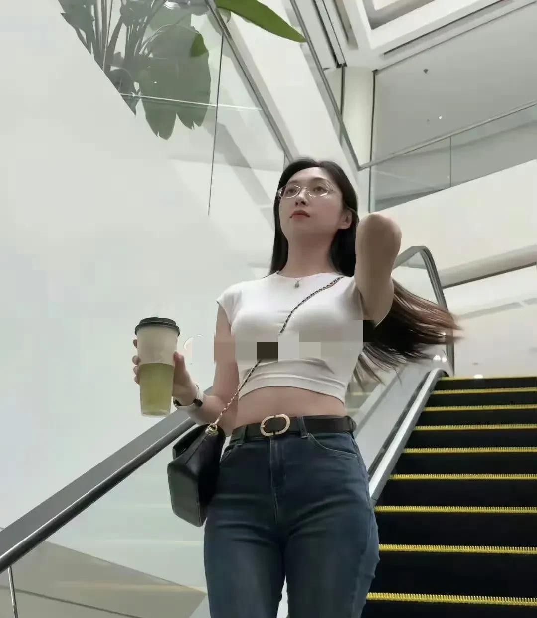 今天出门，惊觉旁边路过的美女和我撞皮带了！人家穿着紧身白衬衫衣，露出一小截白皙