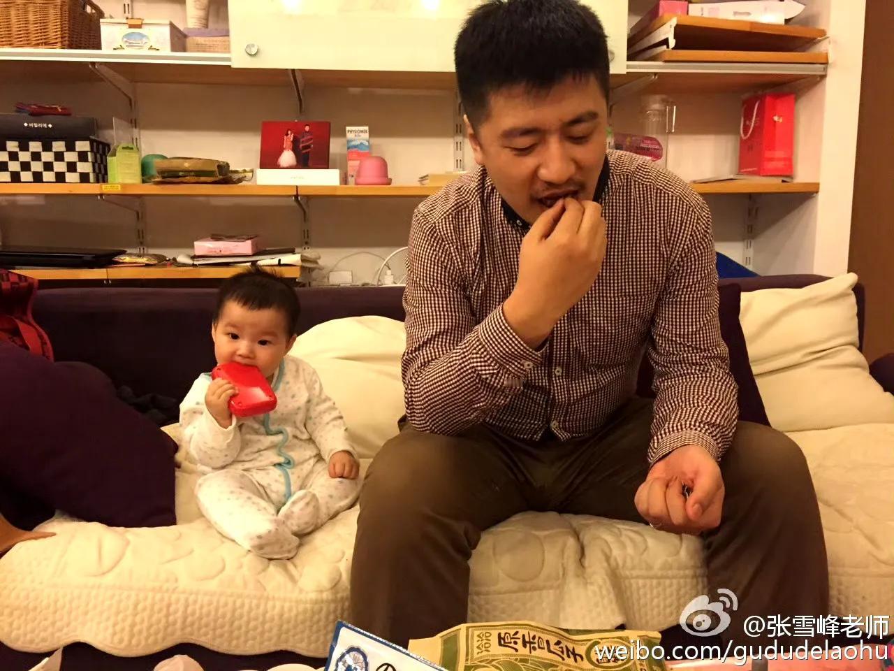 张雪峰早年与女儿同框的照片曝光，那时他不到31岁，妻子才24岁，他那时还没火，但