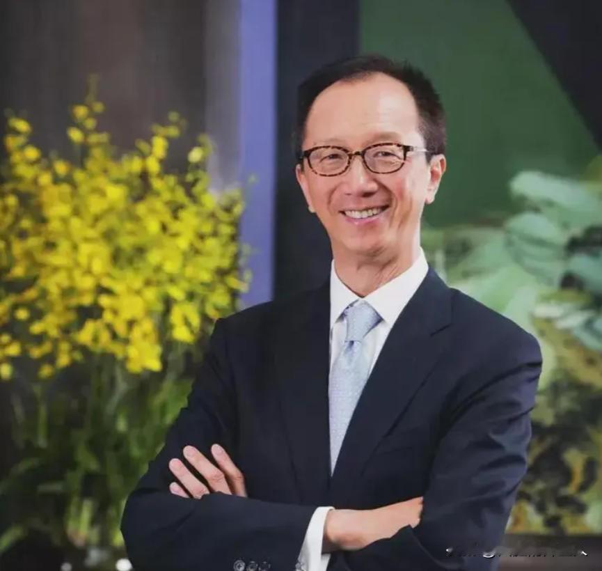 2001年，23岁伏明霞爱上49岁梁锦松，伏明霞爸爸问梁锦松：“我比你小2岁，我