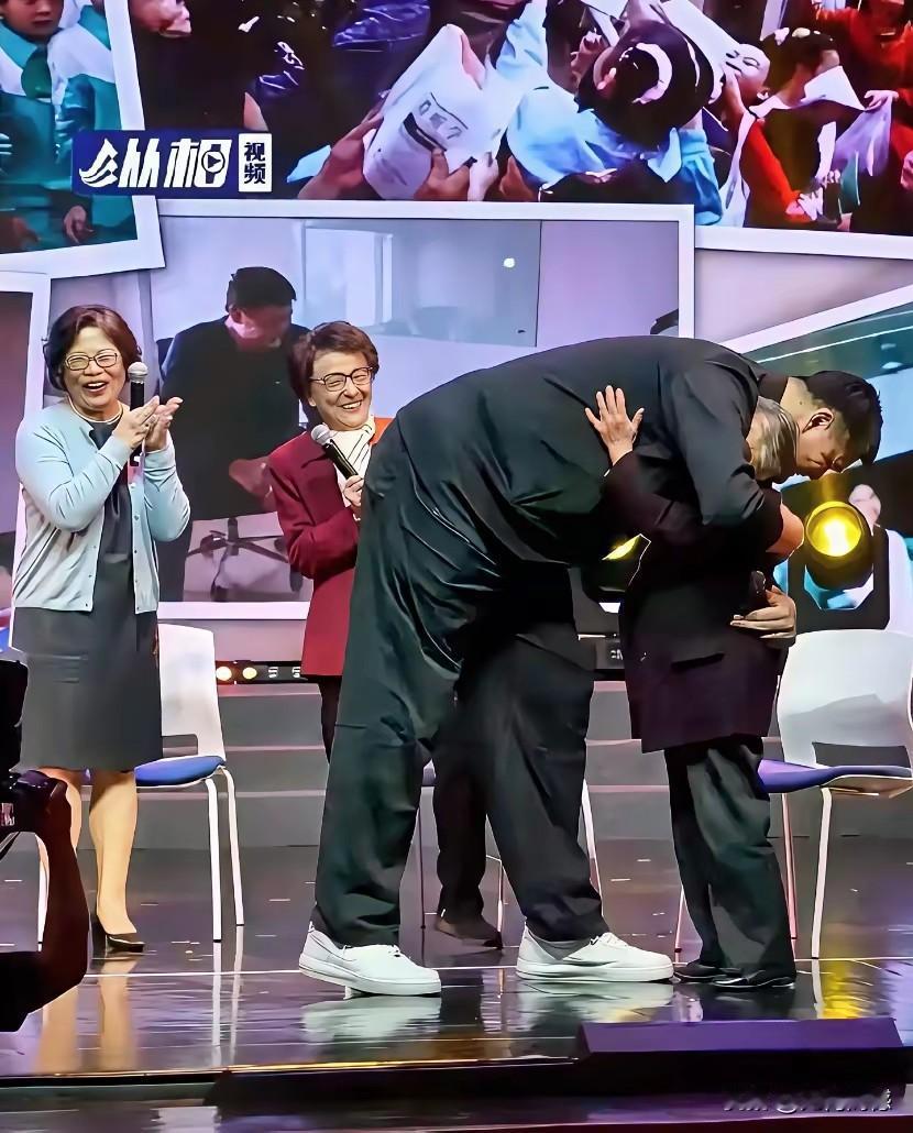 姚明在自己曾经的班主任面前，展现了他的彬彬有礼，以及对师长的敬重之情，这个女老师