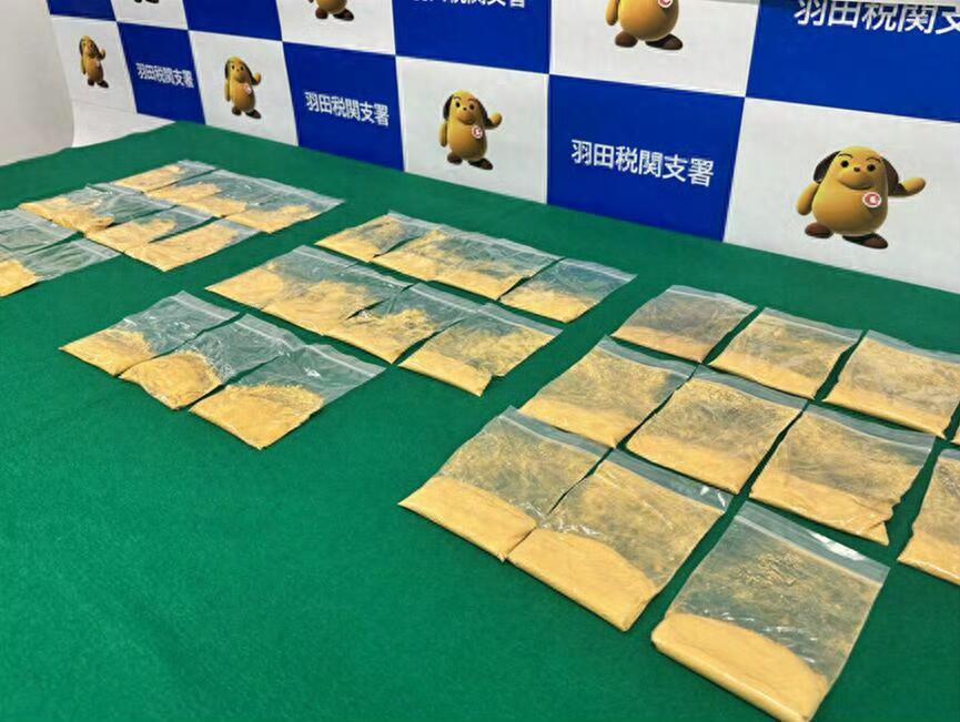 日本最近有个走私案挺离谱的。四个男女合伙从香港偷运8公斤黄金回东京，主谋是个34