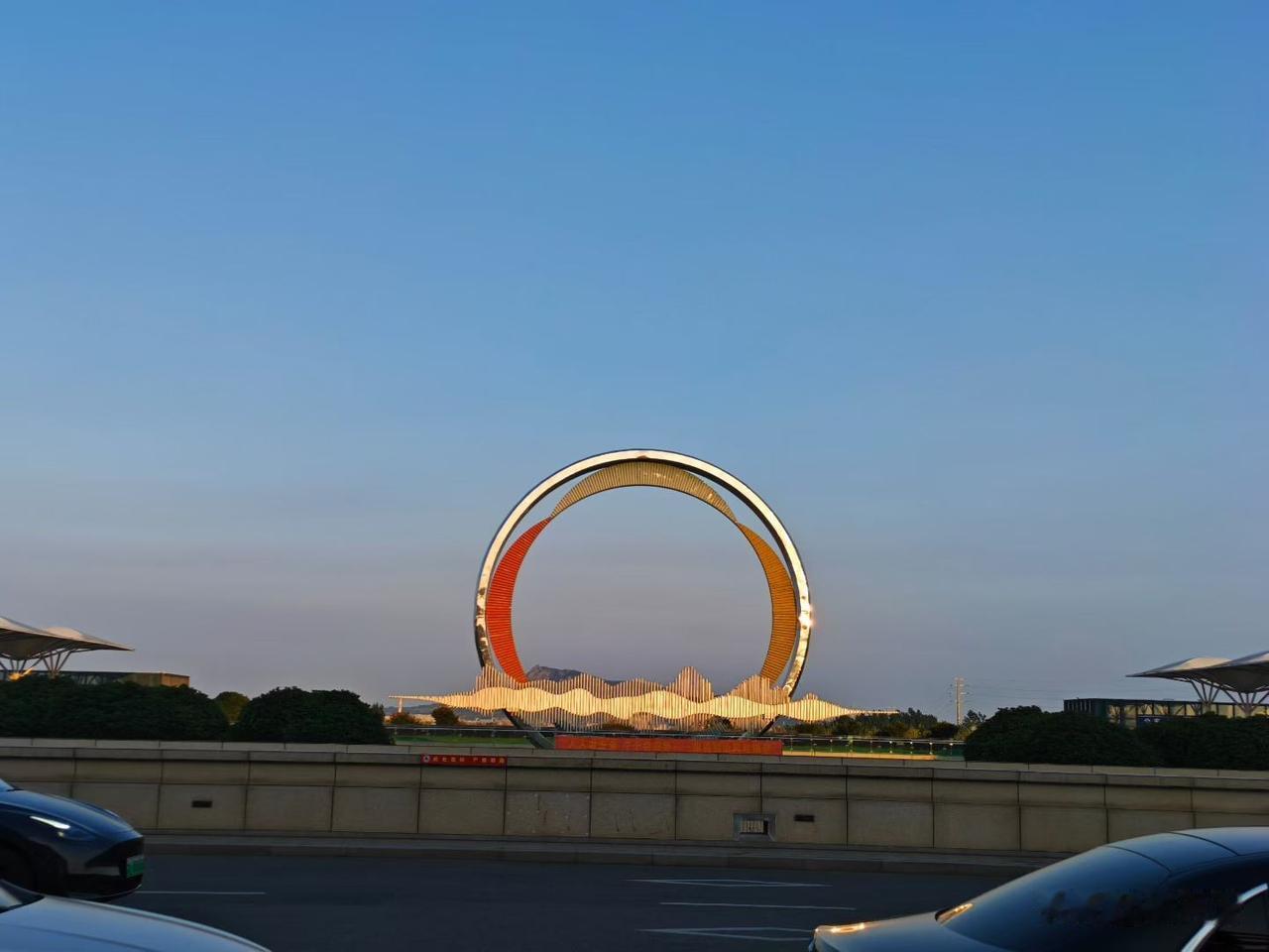 一同事出外旅游回来吐槽说拖熟人找的民宿，体验不好，说找的朋友的姐姐的同学家的民宿