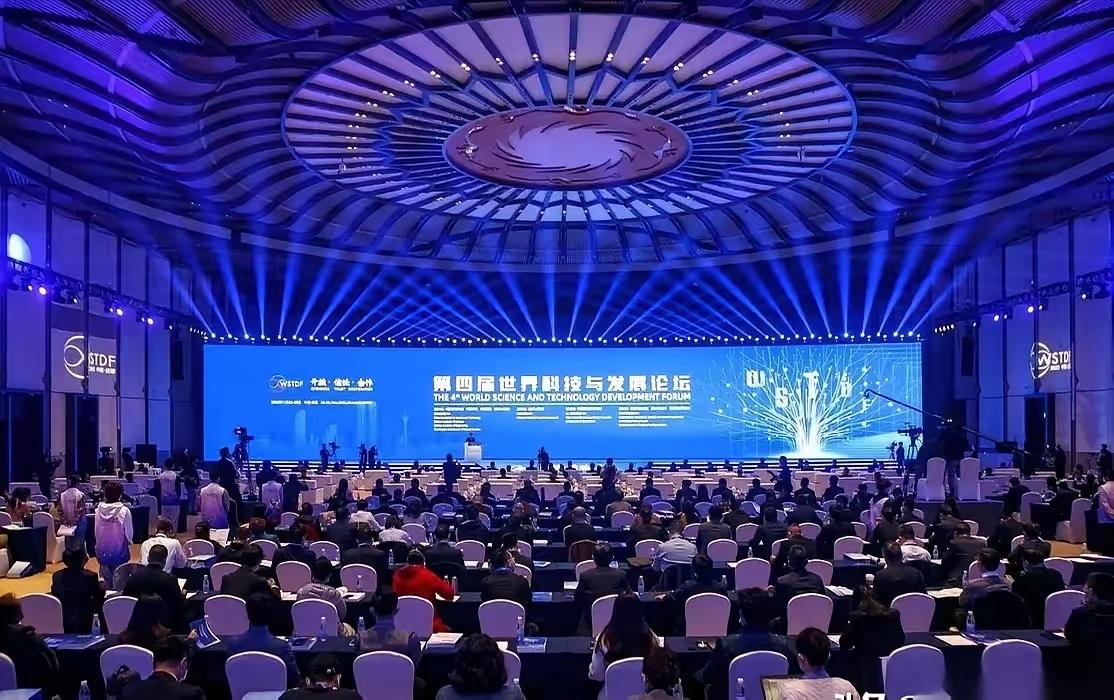 在国际论坛上混久了，你会发现一个特别有意思的“规矩”。轮到印度专家上台，灯光